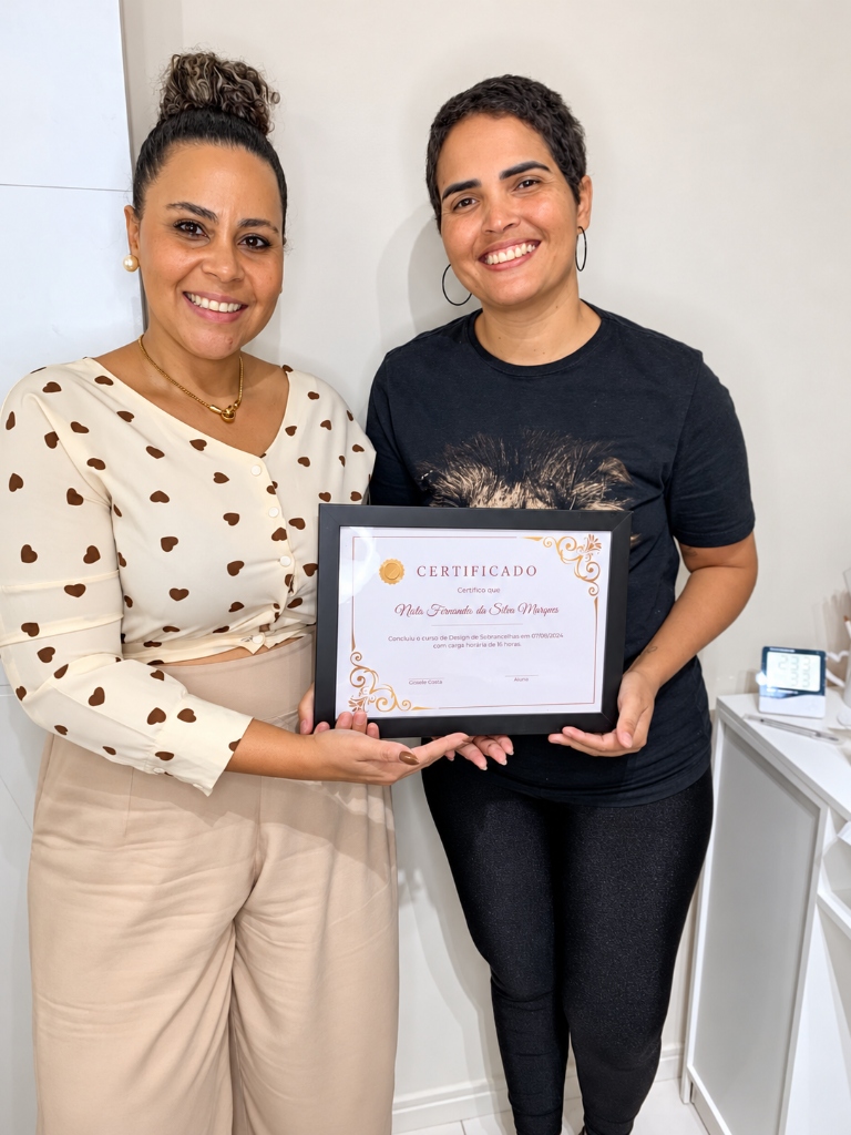 Giselle Costa e aluna segurando certificado oficial de conclusão